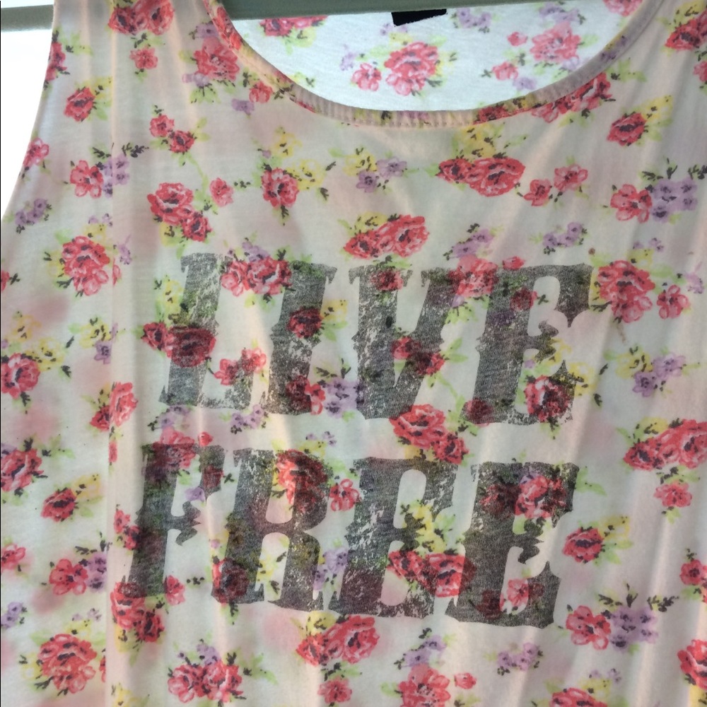 “Live free” fringed mussel tank top